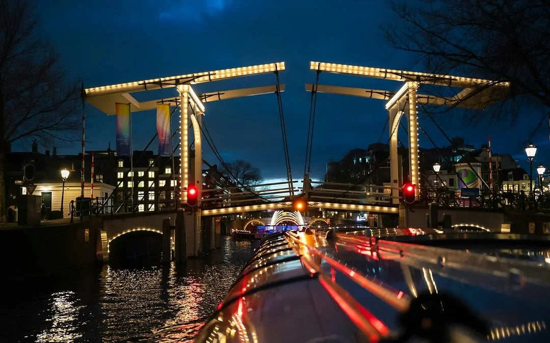 Amsterdam Light Festival: 90-min Extended Traditional Cruise with Optional Wine & Snackbox Image 2
