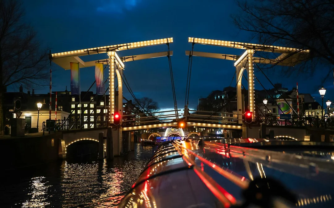 Amsterdam Light Festival: 90-min Extended Traditional Cruise with Optional Wine & Snackbox Image 2
