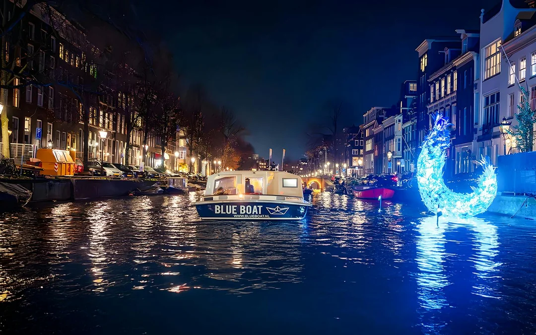 Amsterdam Light Festival: 90-min Extended Traditional Cruise with Optional Wine & Snackbox Image 12