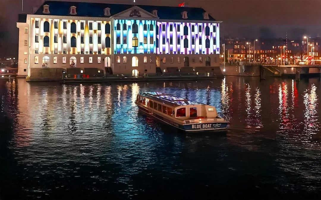 Amsterdam Light Festival: 90-min Extended Traditional Cruise with Optional Wine & Snackbox Image 3