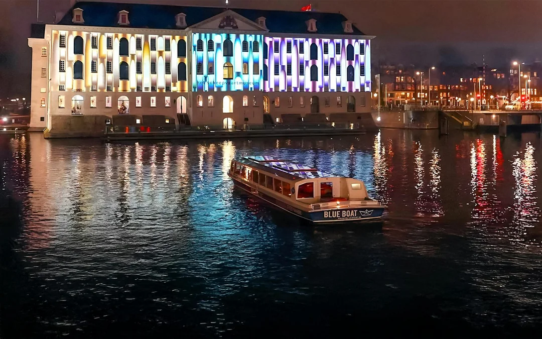 Amsterdam Light Festival: 90-min Extended Traditional Cruise with Optional Wine & Snackbox Image 3