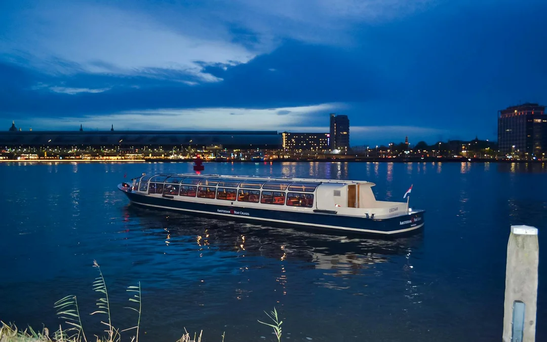 Amsterdam Light Festival: 90-min Extended Traditional Cruise with Optional Wine & Snackbox Image 5