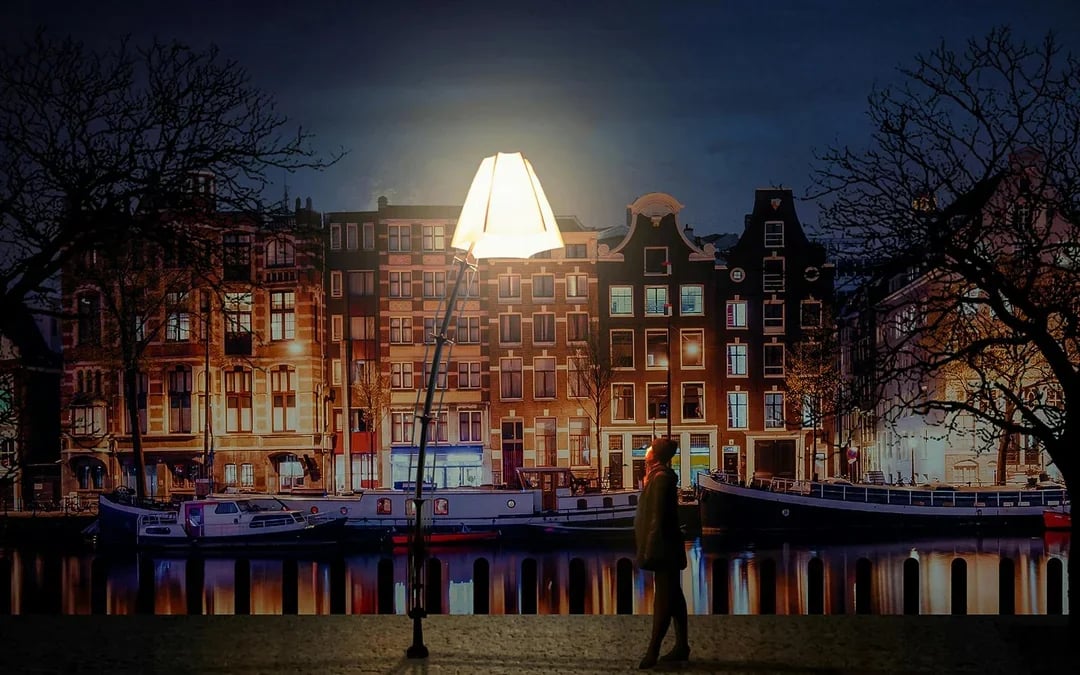 Amsterdam Light Festival: 90-min Extended Traditional Cruise with Optional Wine & Snackbox Image 6