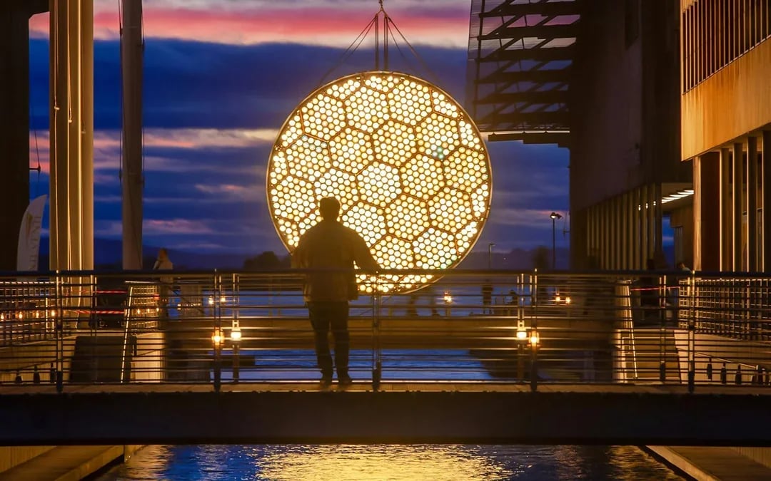 Amsterdam Light Festival: 90-min Extended Traditional Cruise with Optional Wine & Snackbox Image 9