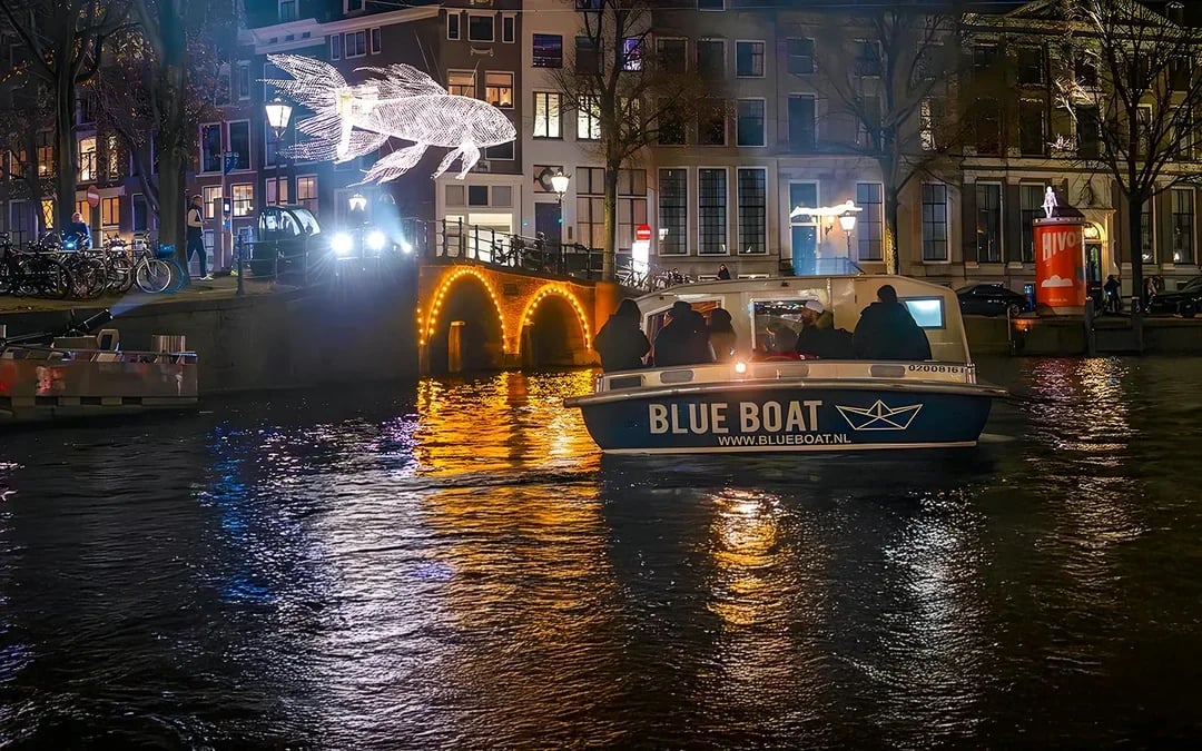 Amsterdam Light Festival: 90-min Extended Traditional Cruise with Optional Wine & Snackbox Image 10