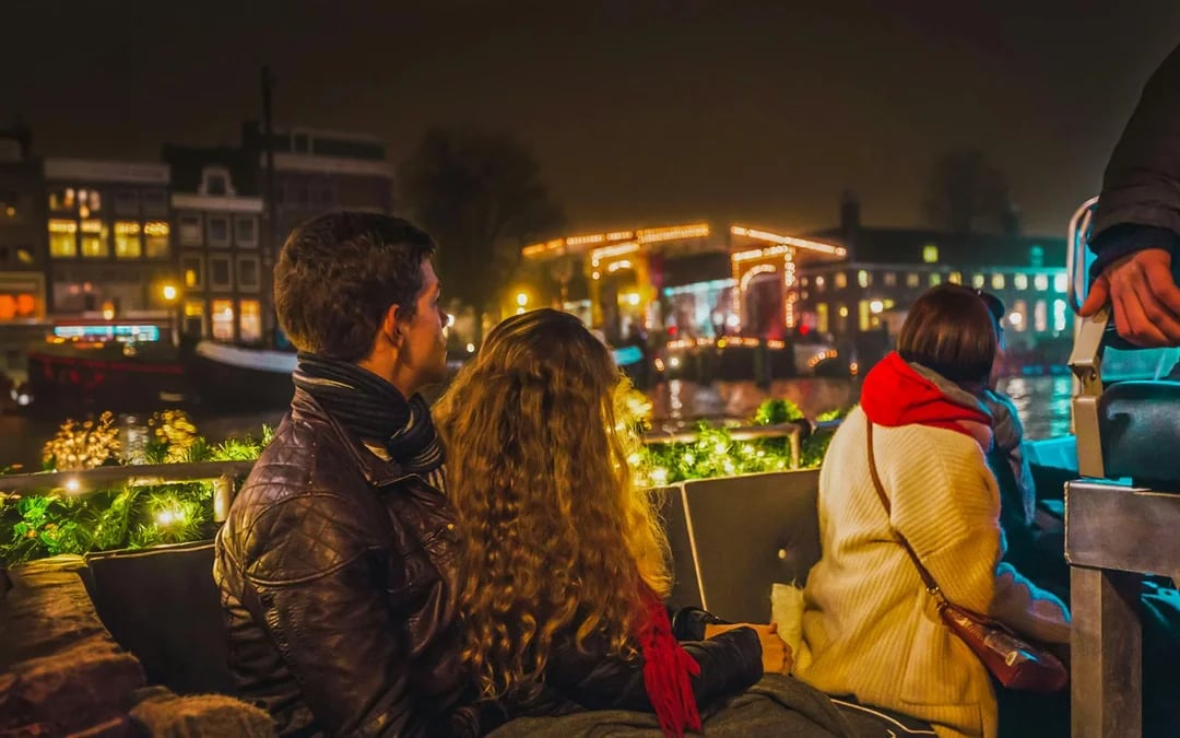 Amsterdam Light Festival Cruise with a German Audio Guide and Unlimited Drinks Image 2