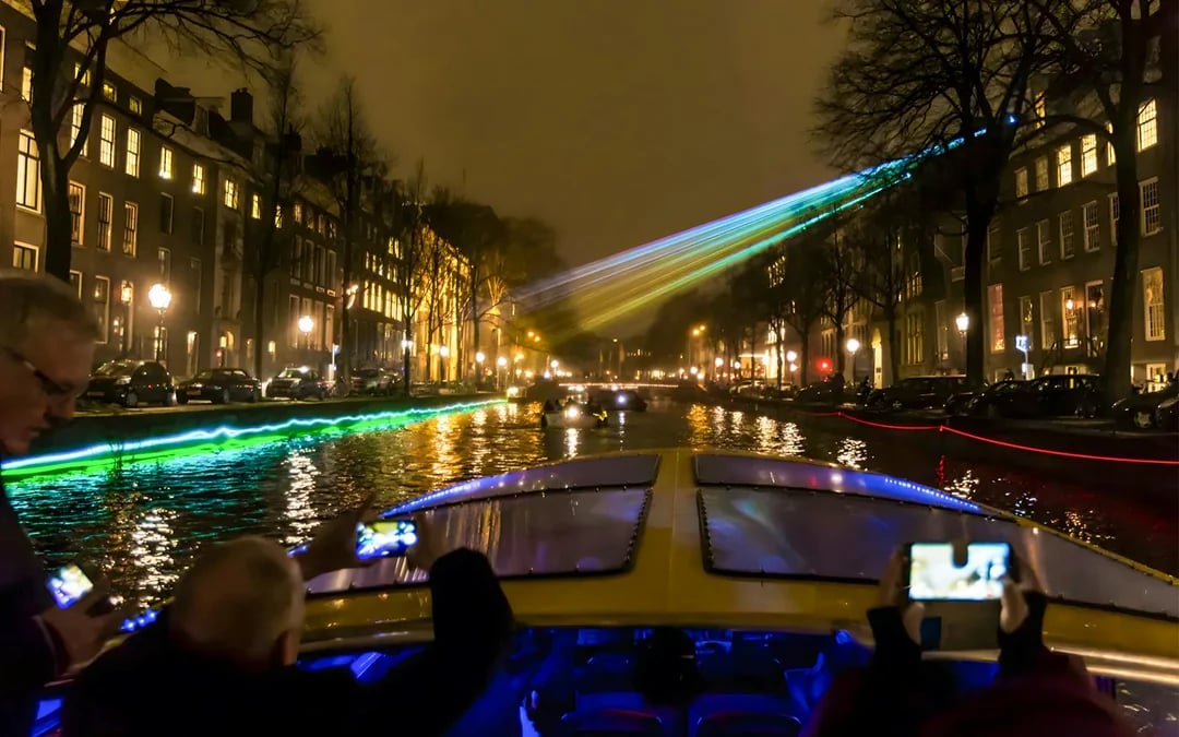 Amsterdam Light Festival Cruise with a German Audio Guide and Unlimited Drinks Image 11