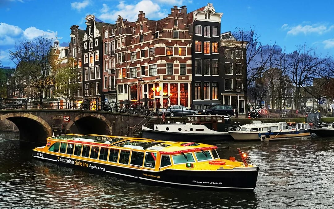 Amsterdam Light Festival Cruise with a German Audio Guide and Unlimited Drinks Image 12