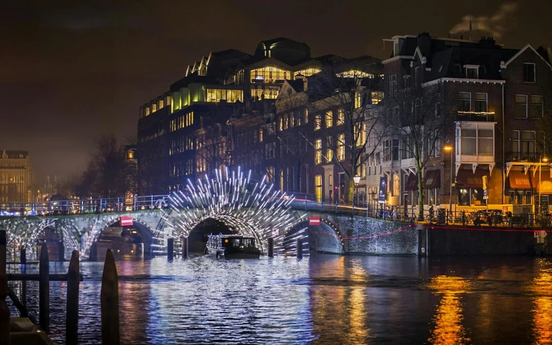 Amsterdam Light Festival Cruise with a German Audio Guide and Unlimited Drinks Image 6