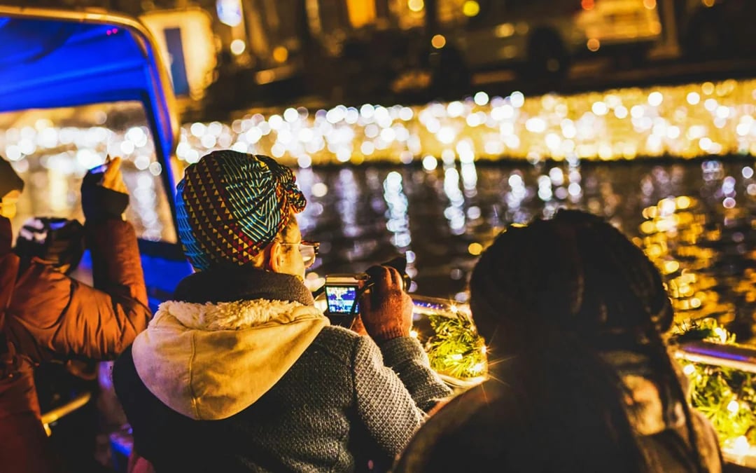 Amsterdam Light Festival Cruise with a German Audio Guide and Unlimited Drinks Image 7
