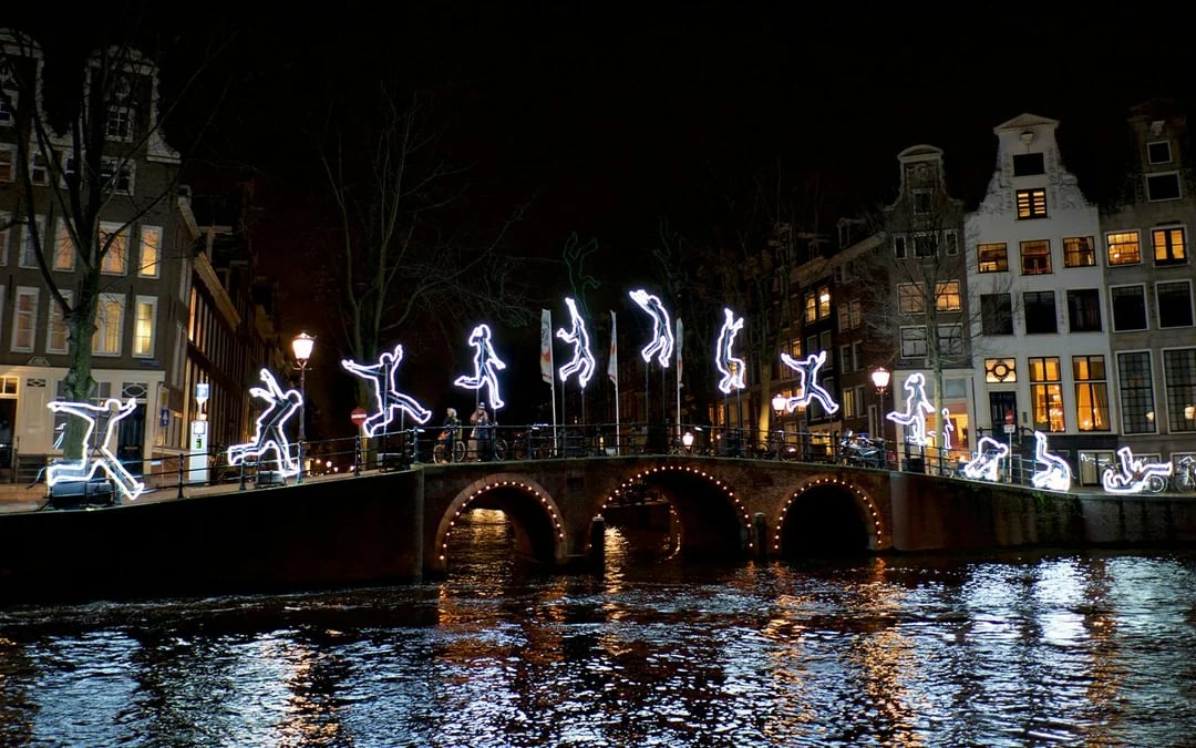 Amsterdam Light Festival Cruise with a German Audio Guide and Unlimited Drinks Image 8