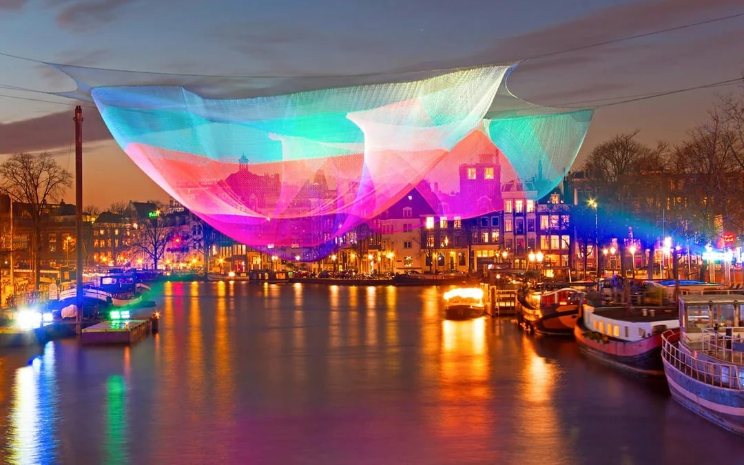 Amsterdam Light Festival Cruise with a German Audio Guide and Unlimited Drinks Image 9