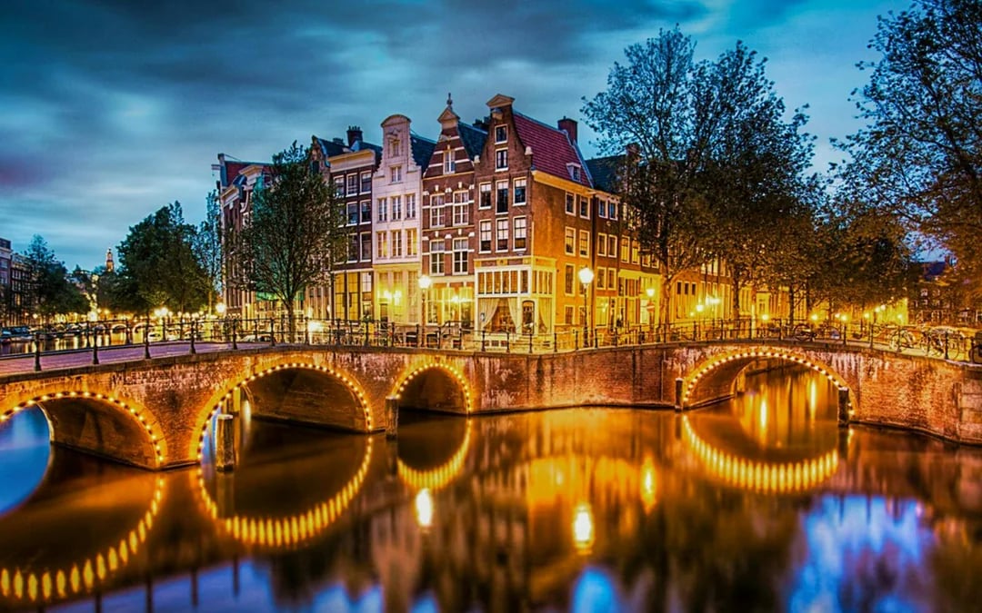 Amsterdam Light Festival Cruise with a German Audio Guide and Unlimited Drinks Image 10
