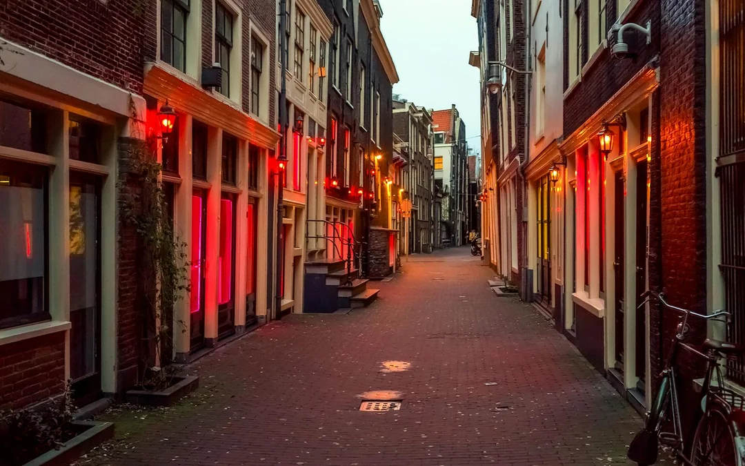 Amsterdam: Red Light District Guided Walking Tour Image 2