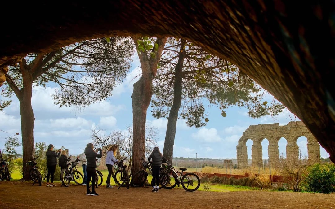 Appian Way Bike Tour with Park of the Aqueducts and the Roman Countryside Image 4