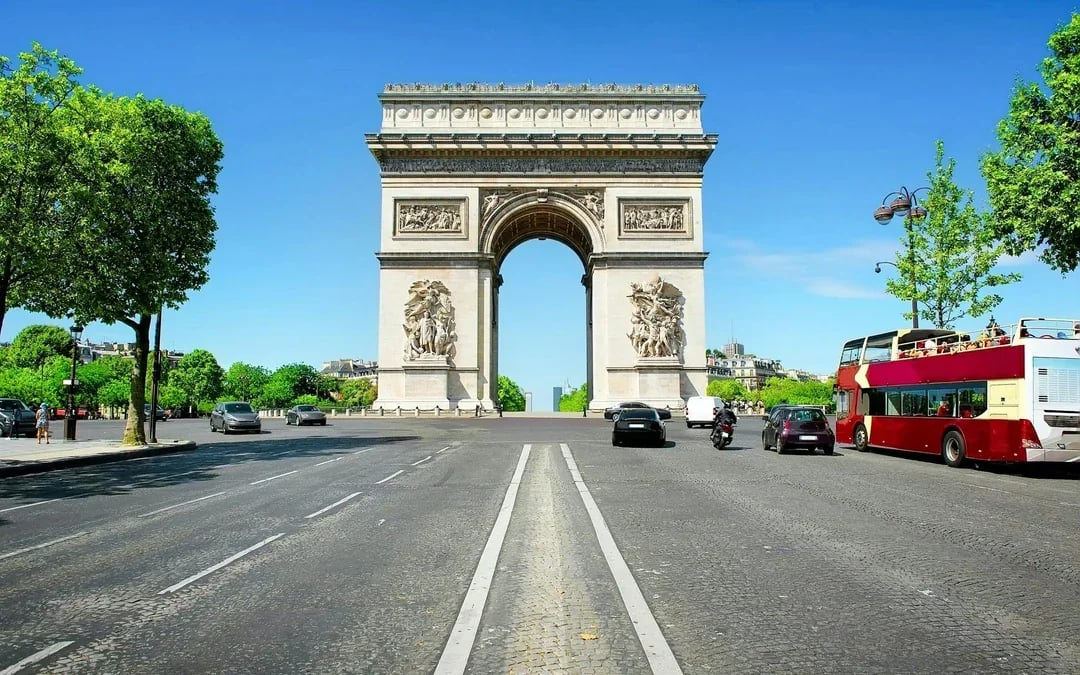 Arc de Triomphe Priority Entry Tour with Ladurée Tea Experience Image 1