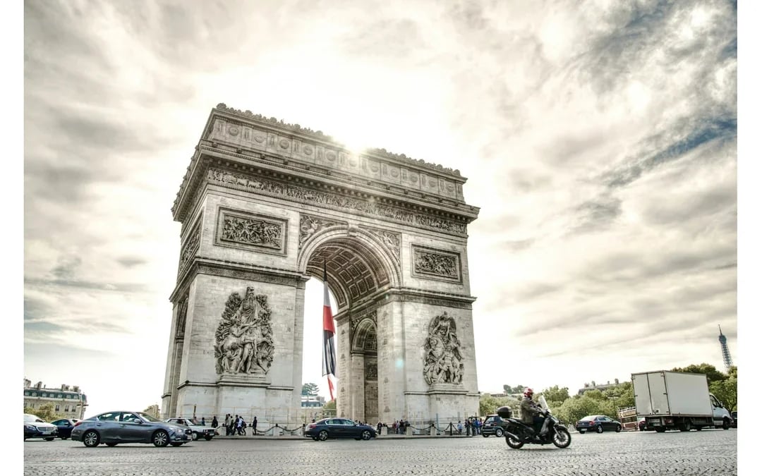 Arc de Triomphe Skip-the-Line Guided Tour with Rooftop Access & Macaron Tasting Image 3