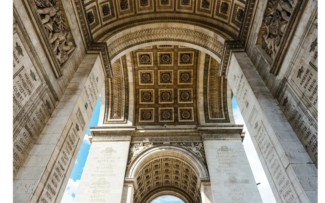 Arc de Triomphe Skip-the-Line Guided Tour with Rooftop Access & Macaron Tasting Image 4