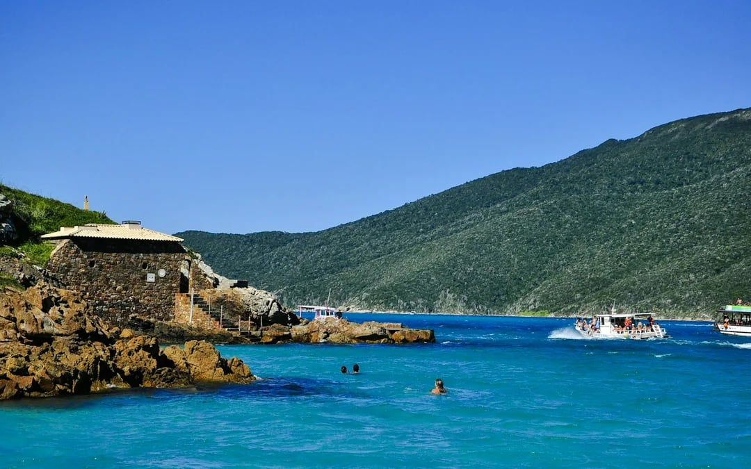 Arraial do Cabo Blue Grotto and Atalaia Coastal Boat Tour with Lunch Image 3