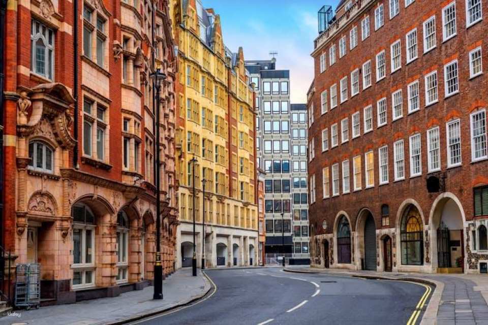 Art and culture walk of London with a local