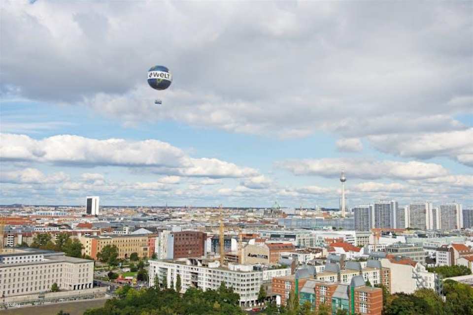 Ascent with the WELT Ballon at Checkpoint Charlie