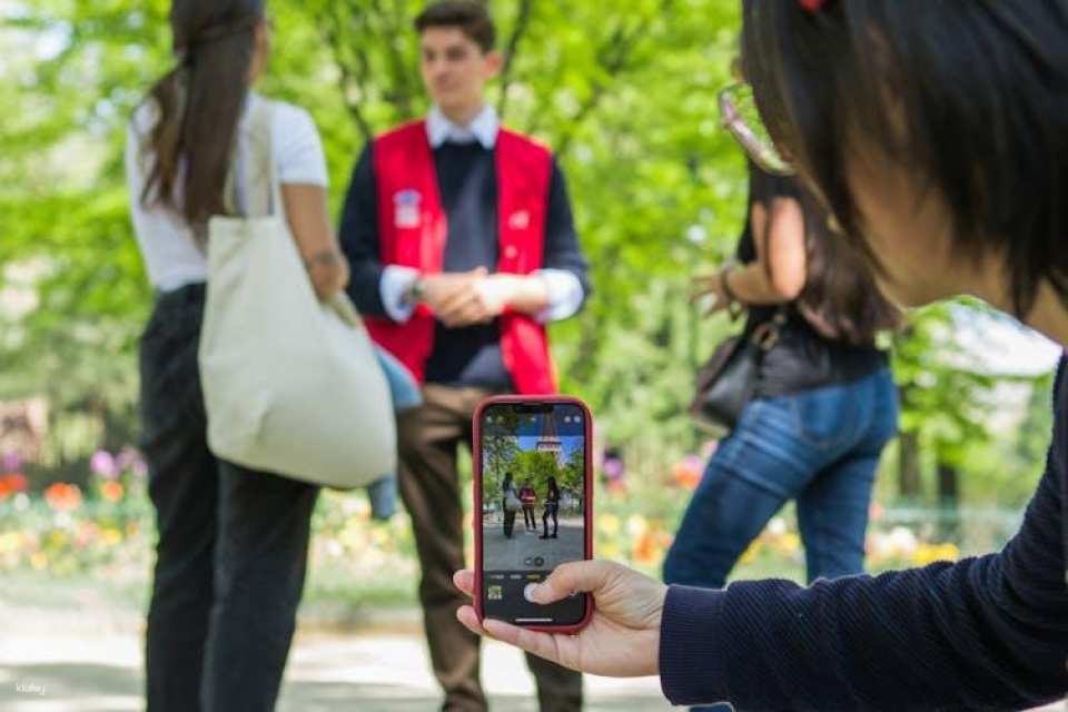 Audioguided tour of the Eiffel Tower with cruise ticket