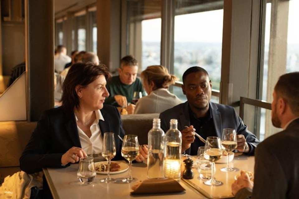 Audioguided visit of the Eiffel Tower with meal on its ephemeral terrace