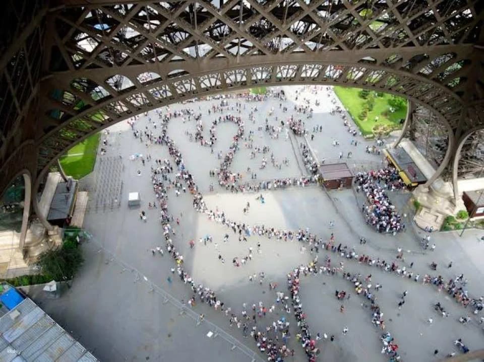 Audioguided visit of the Eiffel Tower with meal on its ephemeral terrace