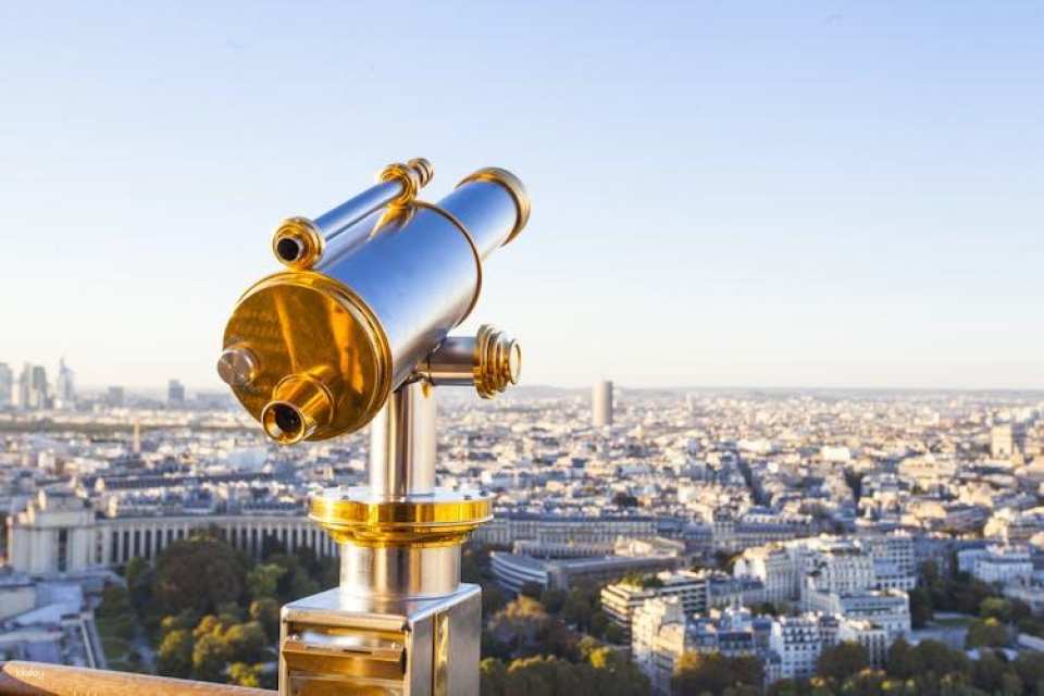 Audioguided visit of the Eiffel Tower with meal on its ephemeral terrace