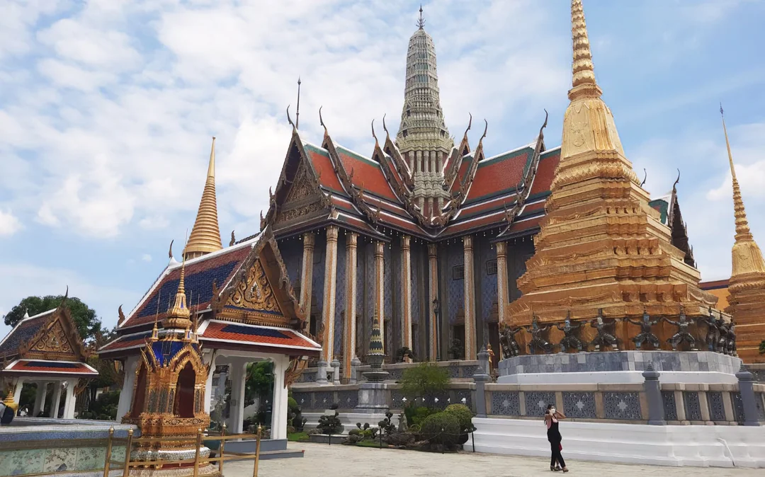 Bangkok Grand Palace and Emerald Buddha – Guided Walking Tour Image 1