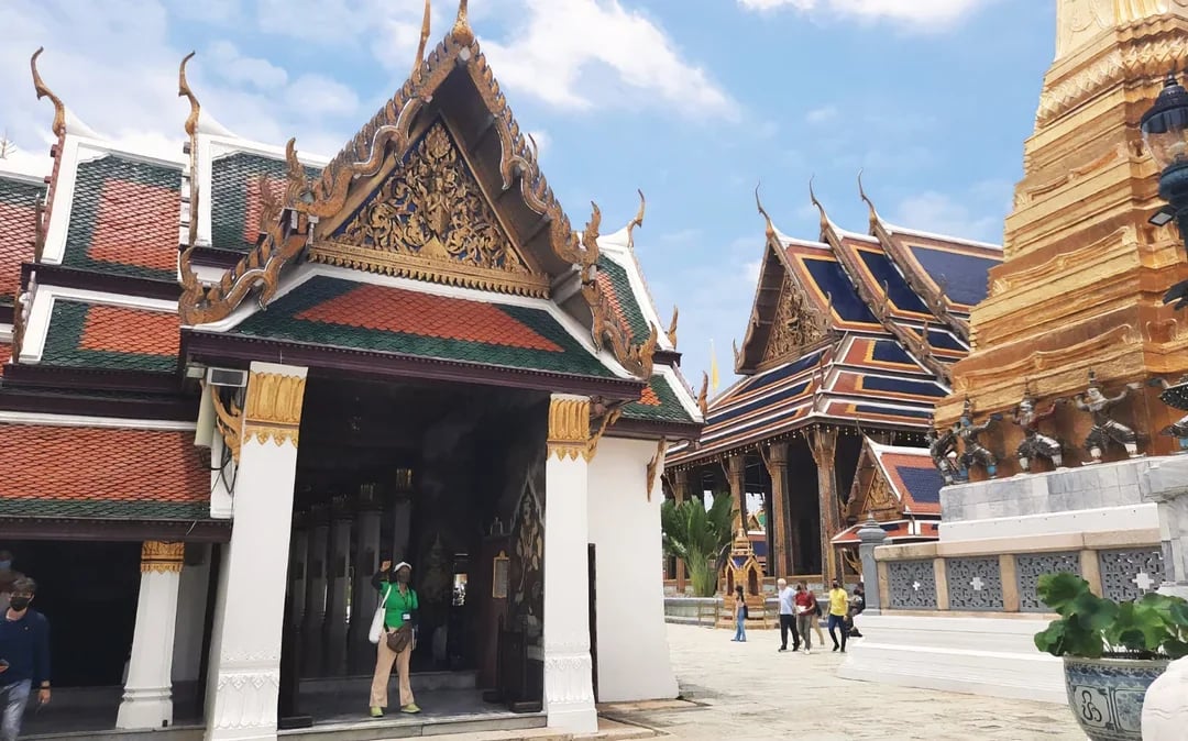 Bangkok Grand Palace and Emerald Buddha – Guided Walking Tour Image 11