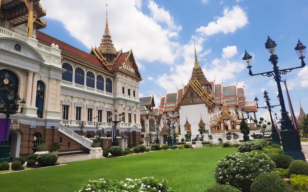 Bangkok Grand Palace and Emerald Buddha – Guided Walking Tour Image 12