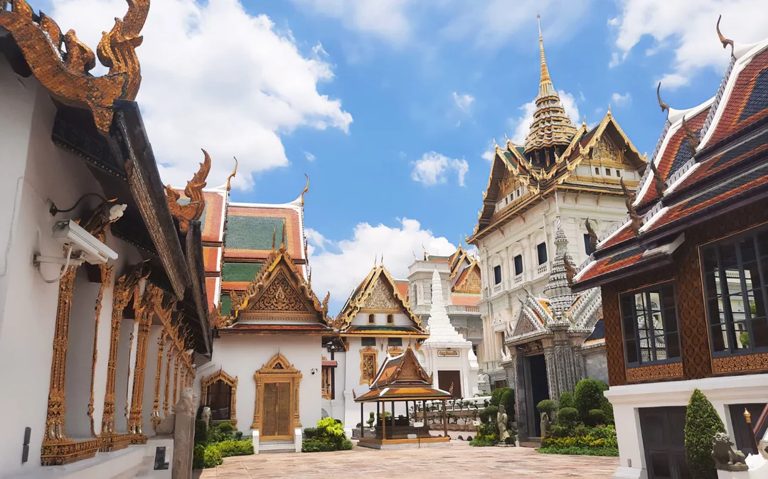 Bangkok Grand Palace and Emerald Buddha – Guided Walking Tour Image 4