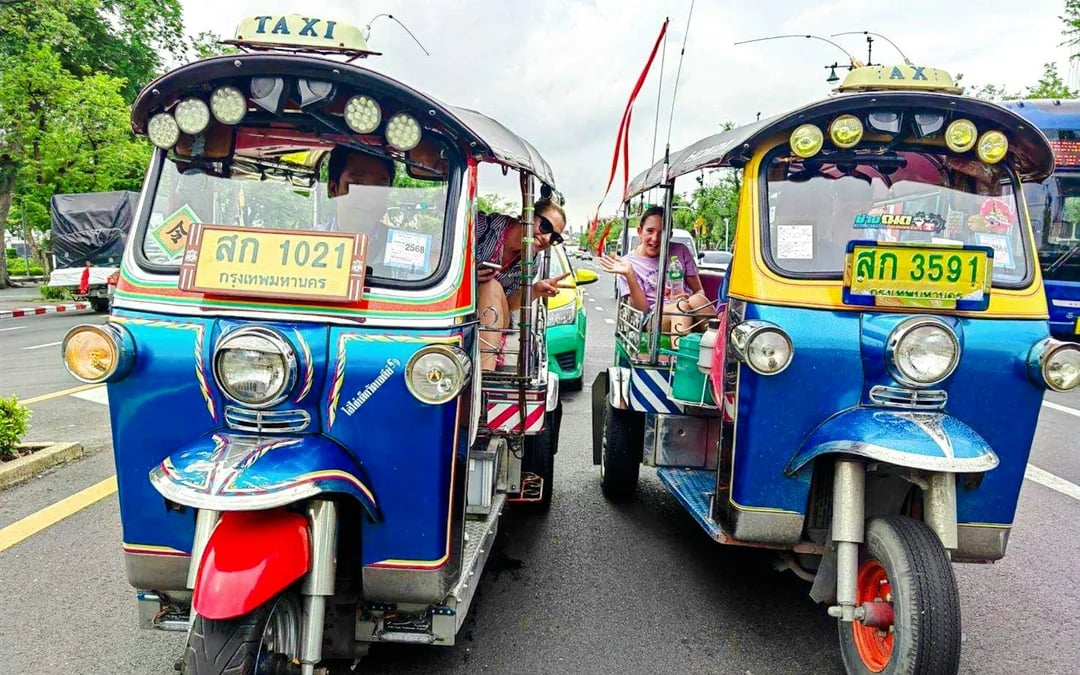 Bangkok Guided Tuk-Tuk Royal Temples Tour with Thai Costume Image 3