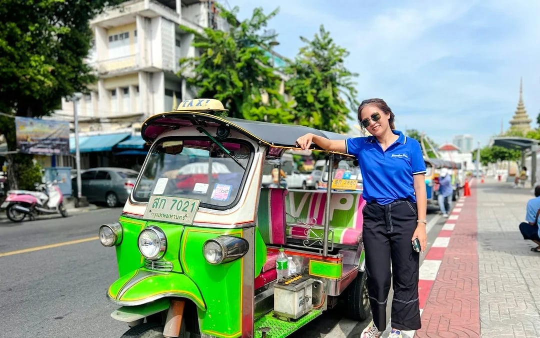 Bangkok Guided Tuk-Tuk Royal Temples Tour with Thai Costume Image 6