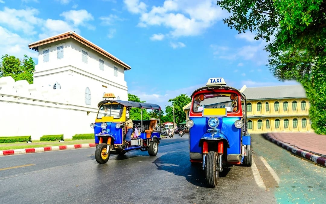 Bangkok Guided Tuk-Tuk Royal Temples Tour with Thai Costume Image 7
