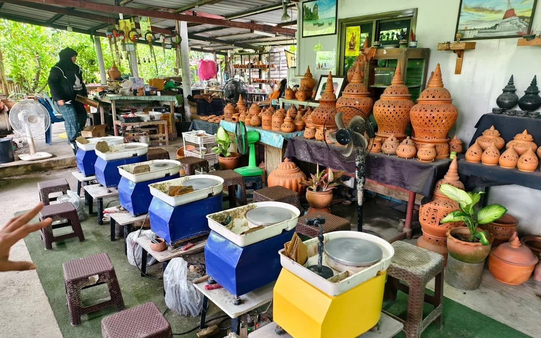 Bangkok Koh Khet Island Guided Bike Tour with Pottery Crafting, Coffee Brewing Class, and Lunch Image 6