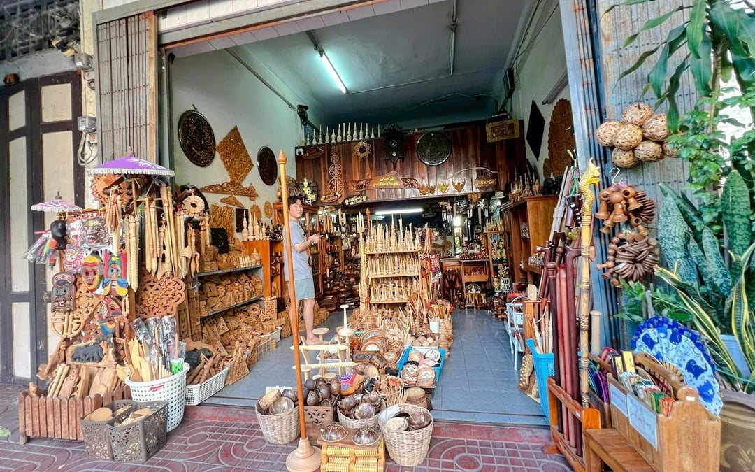 Bangkok Old Town Small-Group Walking Tour: Giant Swing, Loha Prasat & Golden Mount Image 8
