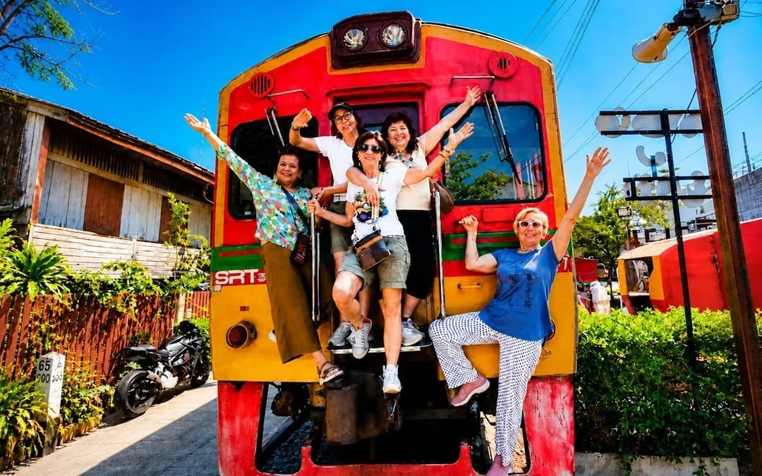 Bangkok: Railway Market, Wat Bang Kung & Klong Khon Tour Image 6