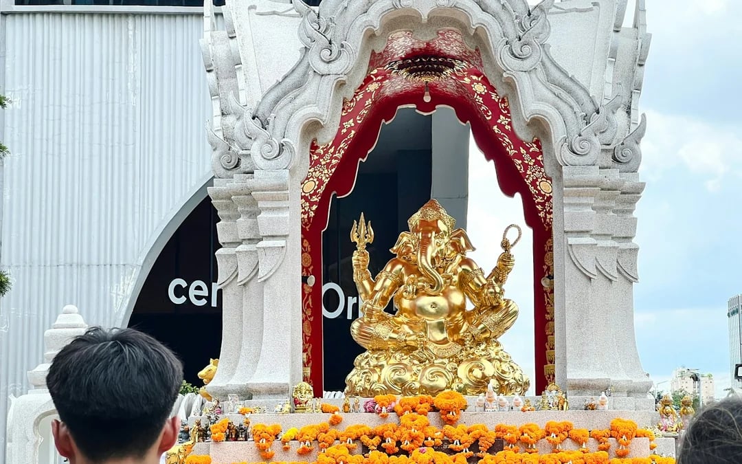 Bangkok Small-Group Hindu Shrines Walking Tour Image 4