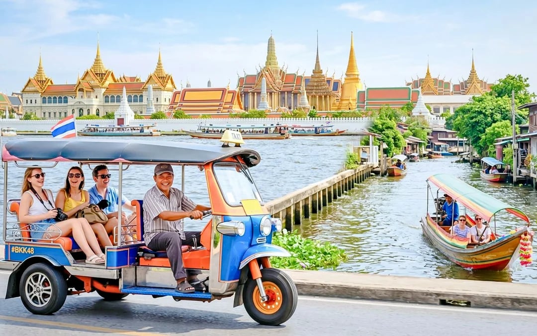 Bangkok Tuk-Tuk Tour with Thai Costume Rental and Wat Arun Photo Stop Image 1
