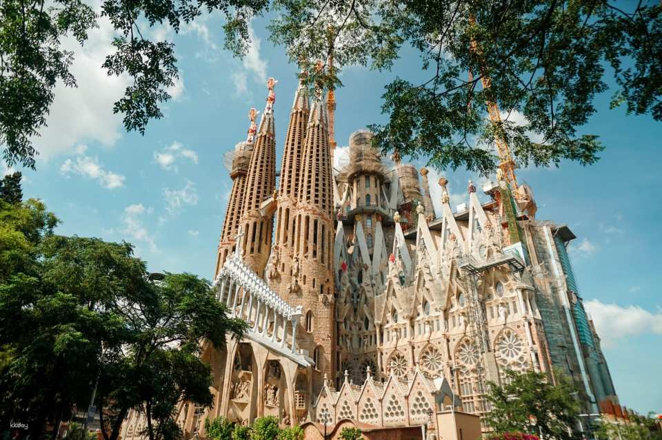 Go City | Barcelona Essentials Pass: Visit 3 Top Attractions