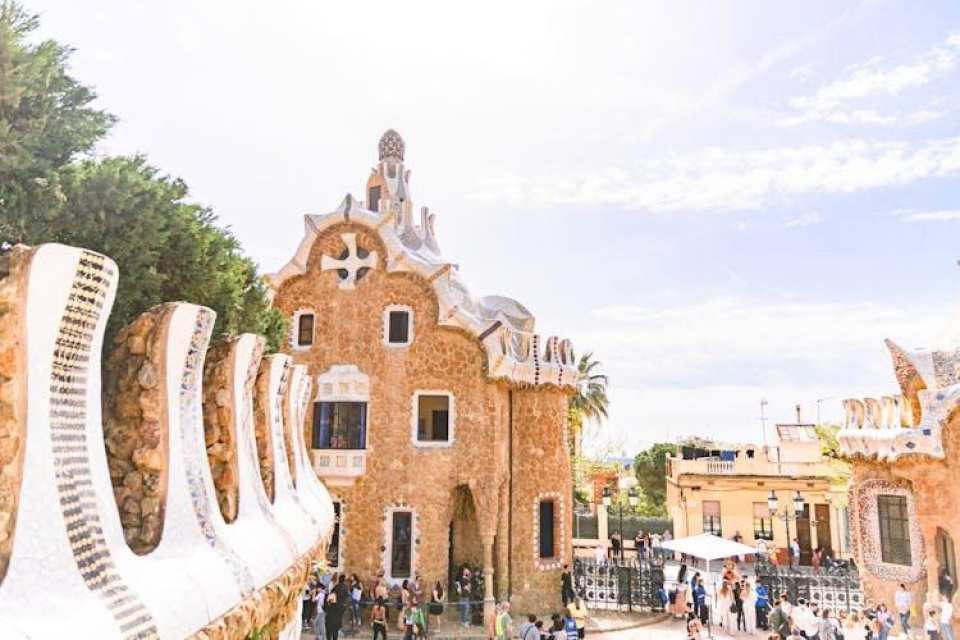 Barcelona guided tour with Sagrada Familia and Park Güell entry