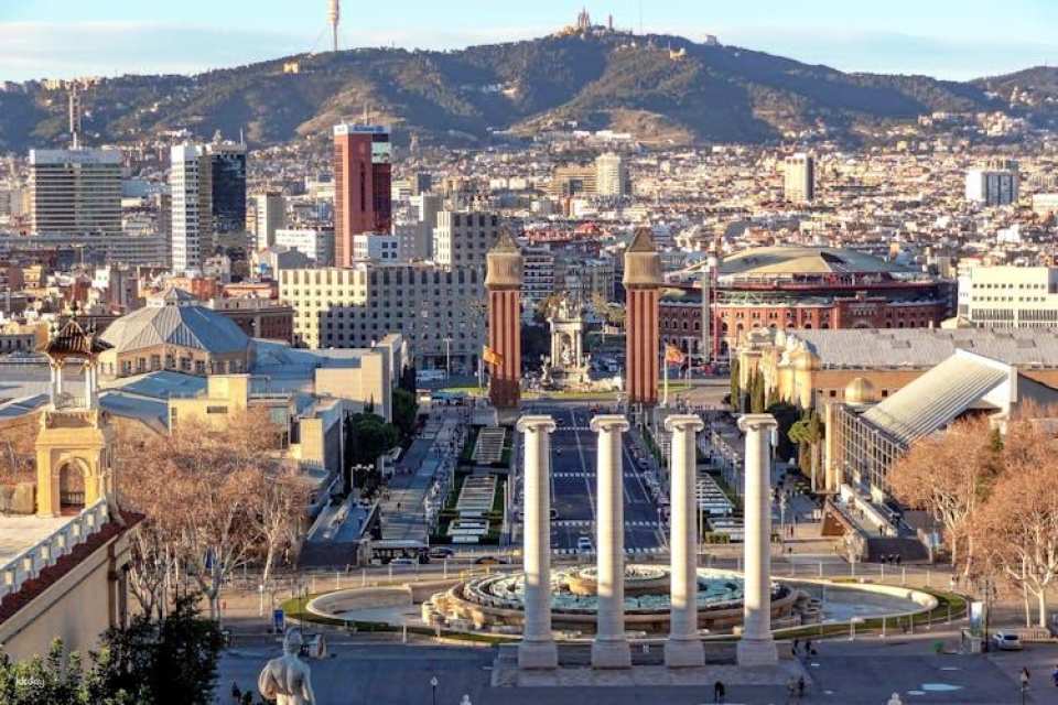 Barcelona guided tour with Sagrada Familia and Park Güell entry