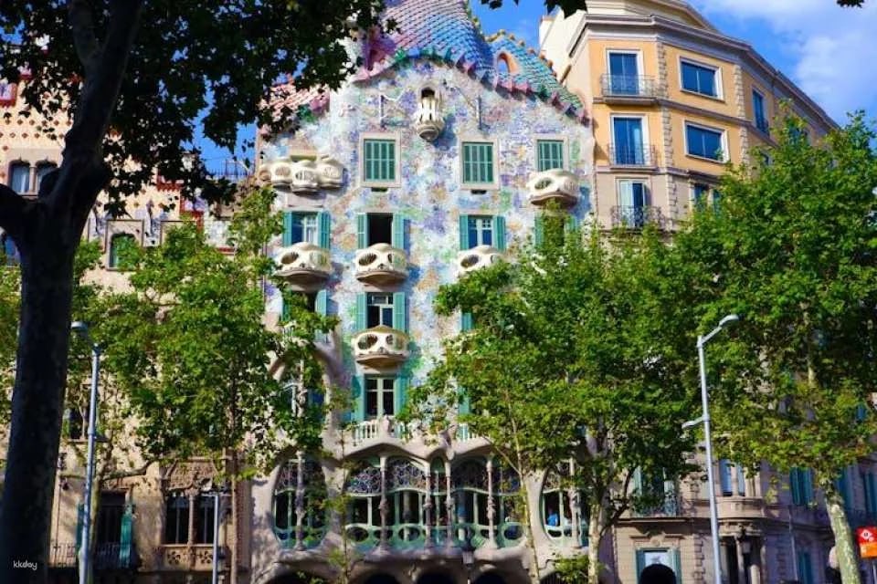 Barcelona guided tour with Sagrada Familia and Park Güell entry