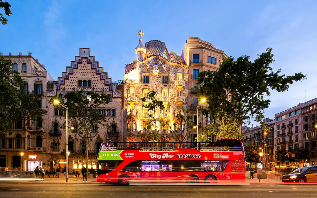 Barcelona Night Bus Tour Image 1