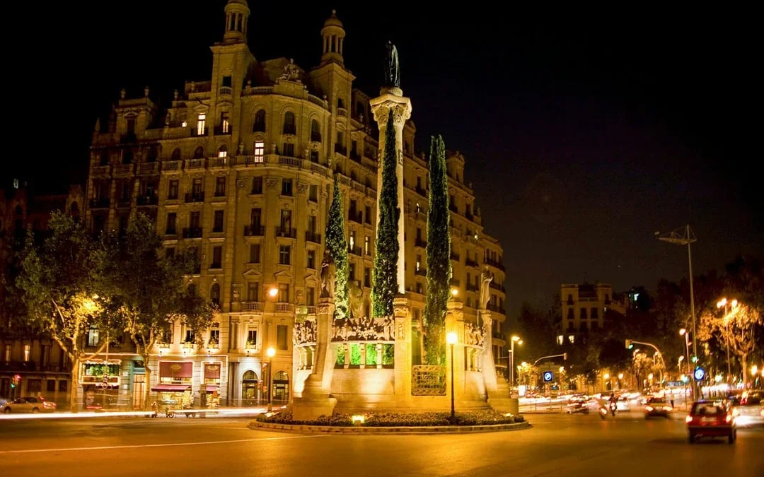 Barcelona Night Bus Tour Image 6