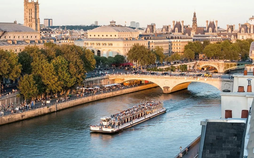 Bateaux Mouches® Seine River 1-Hour Sightseeing Cruise with Live Commentary Image 6