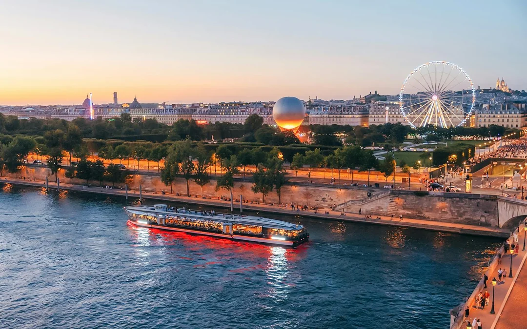 Bateaux Mouches® Seine River Dinner Cruise with Live Music & French Menu Image 3