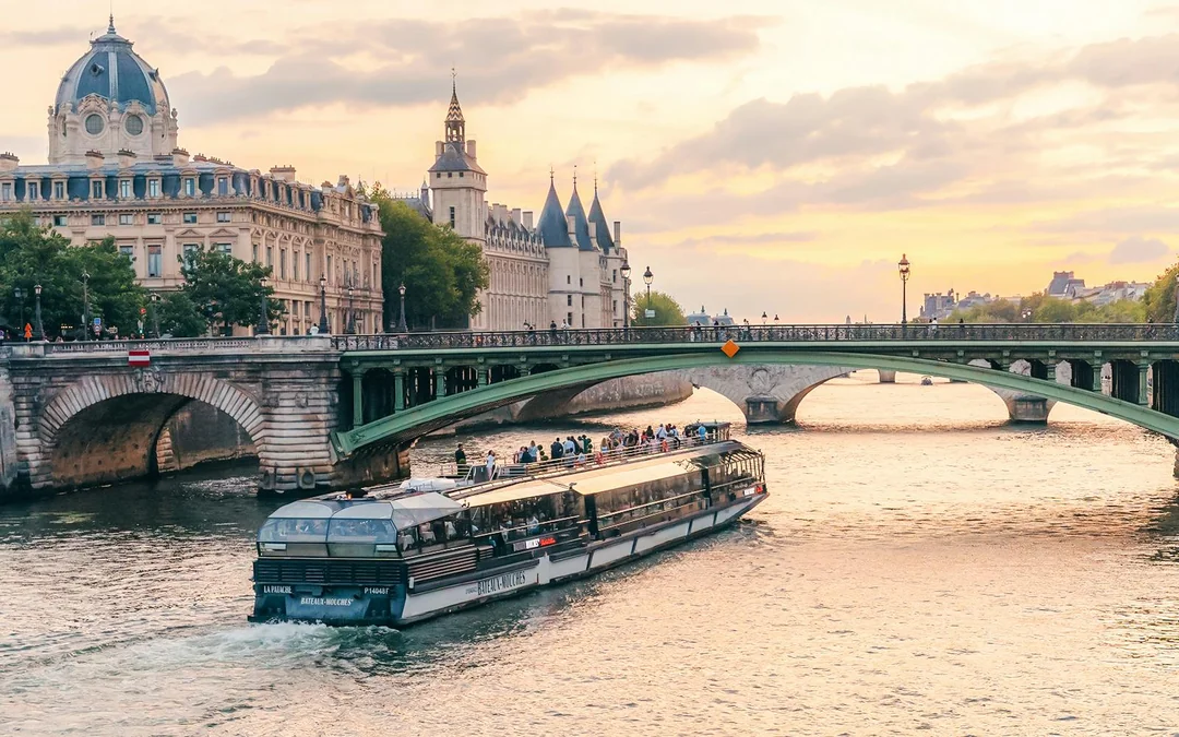 Bateaux Mouches® Seine River Dinner Cruise with Live Music & French Menu Image 5